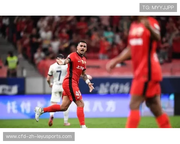 上海海港莱昂纳多边路快速带球：足球新风潮，攻防全能新典范